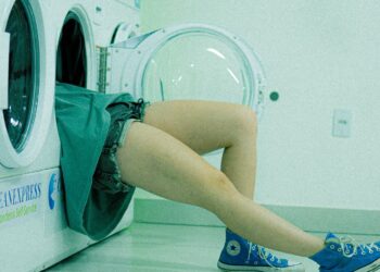 Fileira de lavadoras e secadoras em uma lavanderia automática de autoatendimento