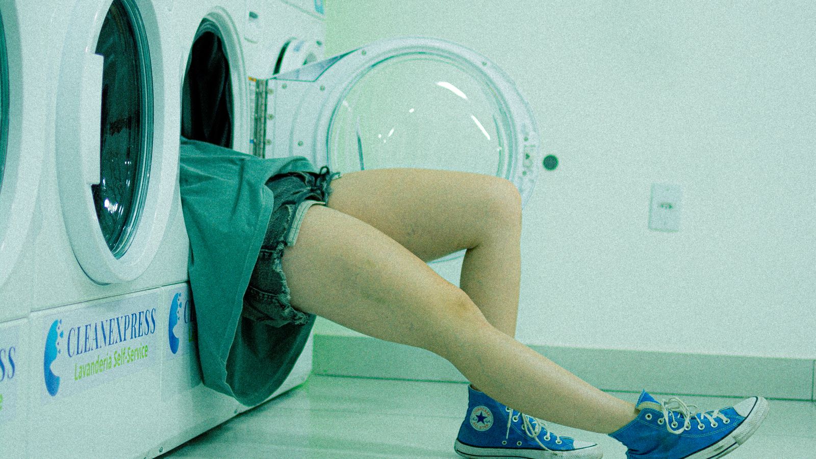 Fileira de lavadoras e secadoras em uma lavanderia automática de autoatendimento