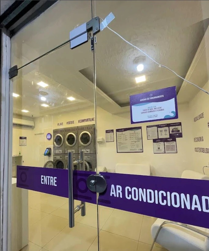 Entrada da lavanderia self-service Bubble Box em Icaraí, com ar condicionado