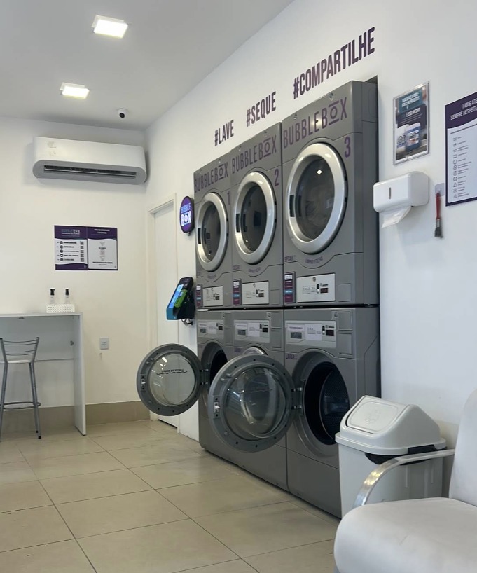Máquinas de 12 kg da Bubble Box Niterói em ambiente climatizado