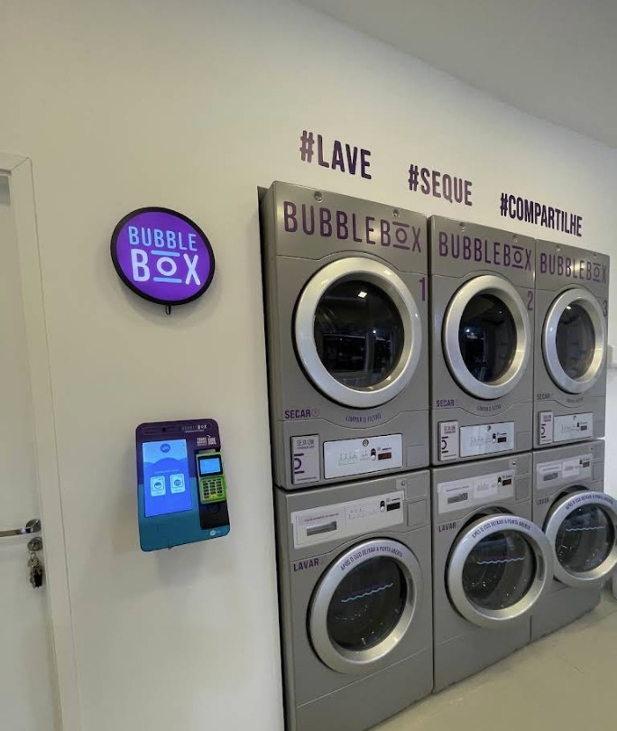 Letreiro da Bubble Box e totem de pagamento na unidade de Icaraí, Niterói