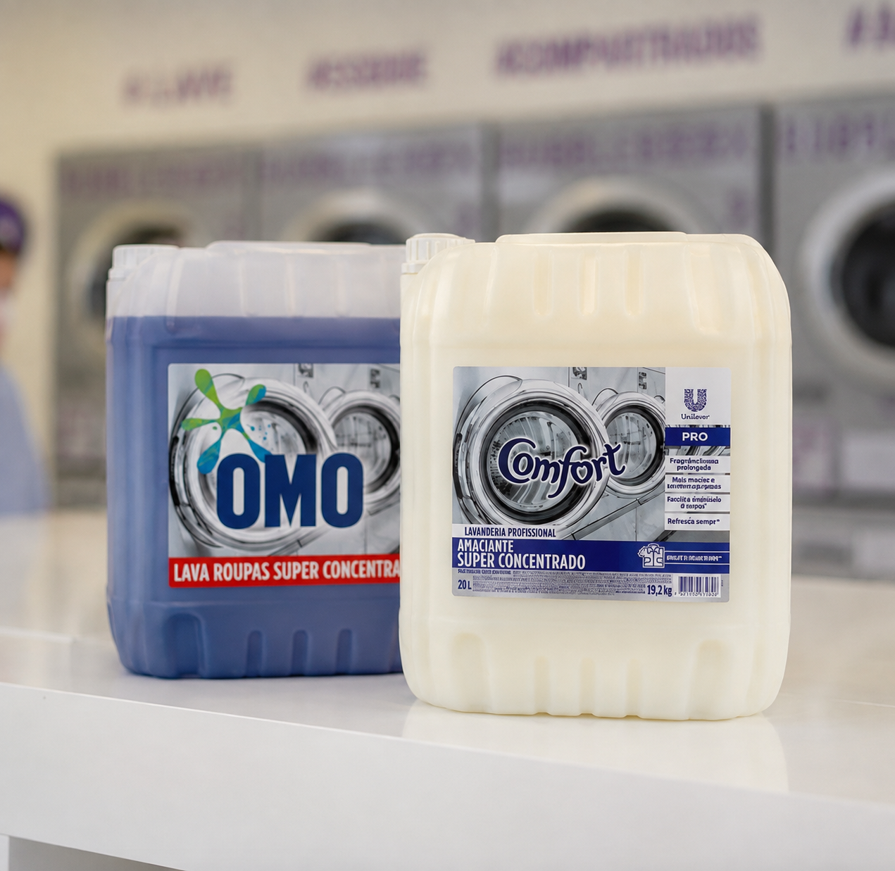 Galões de OMO e Comfort profissionais usados na lavanderia Bubble Box Niterói, com dosagem automática